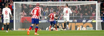 1-0. Memphis Depay, tras una asistencia de Antoine Griezmann, en carrera encara a Bono y bate por bajo al portero sevillista.