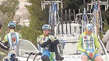 MALOS TIEMPOS. Mientras que sus médicos declaran a escondidas para no enfrentarse a la opinión pública, la tristeza sigue invadiendo a los ciclistas del Kelme.