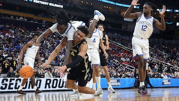 PITTSBURGH, PENNSYLVANIA - MARCH 21: Aaron Bradshaw #2 of the Kentucky Wildcats and Trey Townsend #4 of the Oakland Golden Grizzlies dive for possession during the first half in the first round of the NCAA Men's Basketball Tournament at PPG PAINTS Arena on March 21, 2024 in Pittsburgh, Pennsylvania. The Oakland Golden Grizzlies won, 80-76.   Tim Nwachukwu/Getty Images/AFP (Photo by Tim Nwachukwu / GETTY IMAGES NORTH AMERICA / Getty Images via AFP)