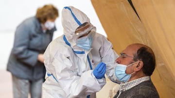 ARANDA DE DUERO (BURGOS), 14/11/2020.- Vecinos de la localidad de Arnada de Duero (Burgos) se someten este sábado a un cribado masivo para la detección de la covid-19 a través de test de antígenos que se llevará a cabo durante todo el fin de semana. EFE/Paco Santamaría