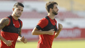 Pareja, junto a Vitolo.