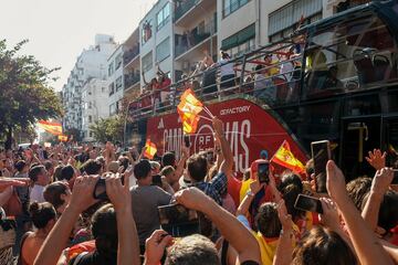 Las jugadoras de la Selección saludan a los aficionados durante el recorrido por las calles de Ibiza.