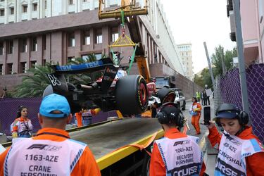 Los operarios remolcan el Ferrari accidentado.