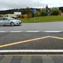 Se graba derrapando en una rotonda y acaba denunciado