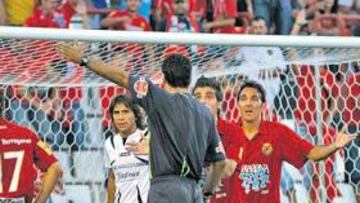 <b>NO PUDO SER. </b>Portillo marcó el gol del empate, pero el árbitro, a instancias de su asistente, lo anuló por fuera de juego.