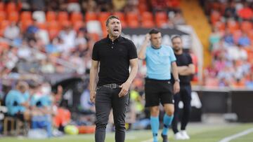 Eduardo Coudet da indicaciones a sus futbolistas durante el partido entre el Valencia y el Celta en Mestalla.