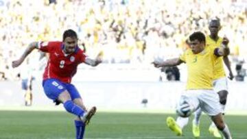 El instante previo al travesaño más famoso de la historia futbolística chilena. Mauricio Pinilla se tatuó el momento en su espalda.