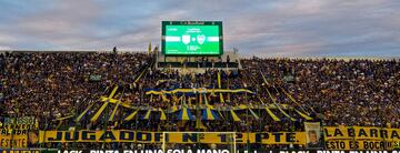 La 12 es el nombre de la barra brava de Boca Juniors de Argentina. Nacieron en 1925 en la primera gira del equipo en su historia. En ella , junto a los jugadores y cuerpo técnico viajó un hincha y se le denominó Primer Jugador Número Doce. Tienen una fuerte rivalidad con Los Borrachos del Tablón y La Barra Del Rojo. Han sido responsables de tiroteos, saqueos y robos, además de haber disputado numerosos enfrentamientos con la policía tanto fuera como dentro del estadio.