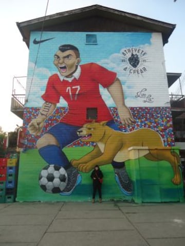 El volante de Inter de Mil&aacute;n se tom&oacute; los murales de Santiago.