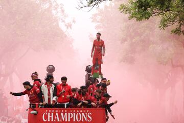 La ciudad de Liverpool volcada con el conjunto Red tras conseguir el vig¨¦simo titulo de liga de su historia.