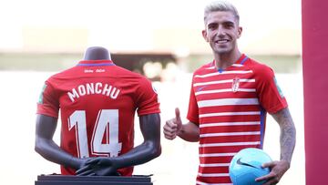 Monchu presentado con el Granada.
