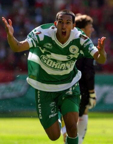 Del 2005 al 2008 vistió la camiseta de los laguneros donde provocó grandes dolores de cabeza a los defensas rivales.