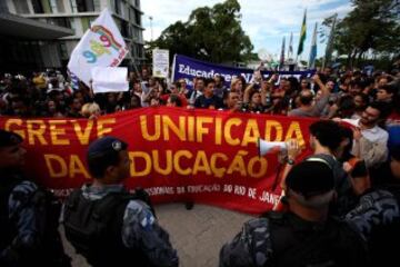 Cerca de 200 profesores protestaron pacíficamente a las puertas del hotel donde se hospeda el equipo de Scolari y retrasaron más de 30 minutos la salida del autobús hacia de Teresópolis, donde está el lugar de concentración. Los manifestantes pegaron carteles en el autobús de la selección de Brasil en contra del Mundial e increparon a algunos jugadores.