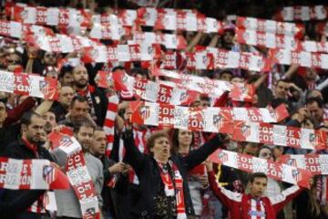Ambiente en las gradas momentos antes del partido de ida de cuartos de final de Liga de Campeones, que el conjunto rojiblanco disputa ante el Real Madrid esta noche en el estadio Vicente Calderón.