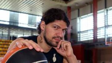 <b>BLANCAS JUEGAN. </b>Papadopulos frente a un tablero de ajedrez, su pasión junto a la pesca submarina. Prepara jugada contra el Barça.