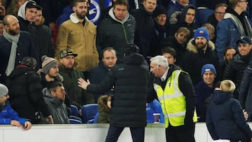 El t&eacute;cnico del Arsenal, Unai Emery, disculp&aacute;ndose con el aficionado al que golpe&oacute; con una botella.