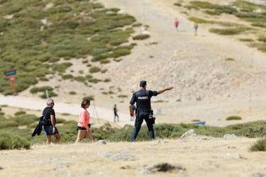 Un policía impone medidas de seguridad en medio de protestas propalestinas durante la vigésima etapa de la Vuelta a España 2025.