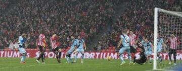 Aduriz marca el 1-0.