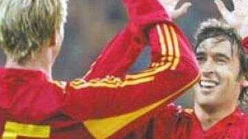 <b>ESTAMOS ENTRE LOS FAVORITOS.</b> Con delanteros como Raúl y Torres, se espera que la selección española llegue muy lejos en la Eurocopa.