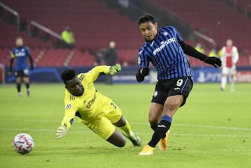 Muriel bate a Onana, meta del Ajax, durante su enfrentamiento en la fase de grupos de esta Champions.