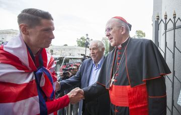 La expedición rojiblanca entrando en la catedral de la Almudena  