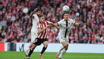 BILBAO, 04/10/2025.-El centrocampista del Athletic Club Robert Navarro y el defensa del Mallorca Mateu Morey, durante el partido de la jornada 8 de LaLiga EA Sports entre el Athletic Club y el Mallorca, este sábado en el estadio de San Mamés en Bilbao.-EFE/ Luis Tejido
