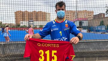 Quico Cort¨¦s con la camiseta conmemorativa de sus 315 partidos como internacional espa?ol.