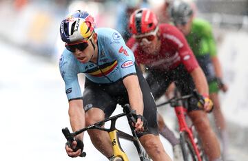 Van Aert, bajo la lluvia, lidera uno de los cortes en carrera junto a Pedersen y Pogacar.