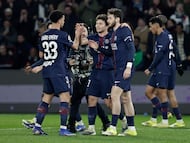 Paris Saint-Germain's Georgian forward #07 Khvicha Kvaratskhelia (C) celebrates with teammates after scoring Paris Saint-Germain's fourth goal during the French L1 football match between Paris Saint-Germain (PSG) and Olympique de Marseille (OM) at the Parc des Princes stadium in Paris on February 8, 2026. (Photo by STEPHANE DE SAKUTIN / AFP)