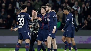 Paris Saint-Germain's Georgian forward #07 Khvicha Kvaratskhelia (C) celebrates with teammates after scoring Paris Saint-Germain's fourth goal during the French L1 football match between Paris Saint-Germain (PSG) and Olympique de Marseille (OM) at the Parc des Princes stadium in Paris on February 8, 2026. (Photo by STEPHANE DE SAKUTIN / AFP)