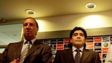 <b>ENEMIGOS PÚBLICOS. </b>Bilardo, Maradona y Grondona posan en una rueda de prensa antes del Mundial. El triángulo ya está roto.