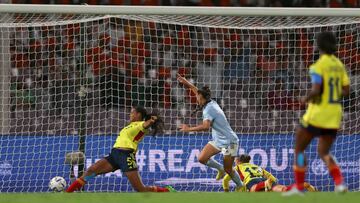 NAVI MUMBAI, INDIA - OCTOBER 30: Stefania Perlaza of Colombia scores an own goal for Spain, their first during the FIFA U-17 Women's World Cup 2022 Final match between Colombia and Spain at DY Patil Stadium on October 30, 2022 in Navi Mumbai, India. (Photo by Matthew Lewis - FIFA/FIFA via Getty Images)