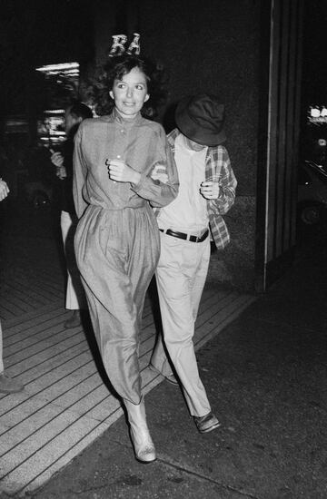 Woody Allen (escondido) con Diane Keaton tras el rodaje de Annie Hall en Madison Avenue en 1970.