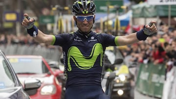 El ciclista murciano del equipo Movistar Team, Alejandro Valverde, entra a meta en la Gran V&iacute;a de Murcia, donde se proclam&oacute; ganador de la 37 edici&oacute;n de la Vuelta Ciclista a Murcia en 2017.