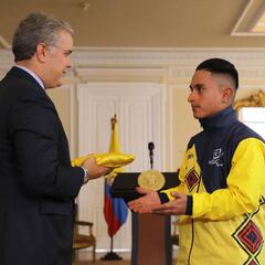 Presidente entrega el pabellón a la delegación paralímpica