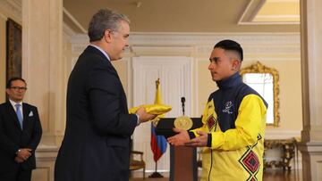 Iv&aacute;n Duque entrega el pabell&oacute;n nacional a Alejandro Perea para los Juegos Parapanamericanos.