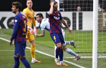 El jugador del Celta, Smolov, celebra el 1-1 al Barcelona. 