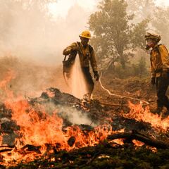 How many people have been evacuated because of the Yosemite National Park fire?