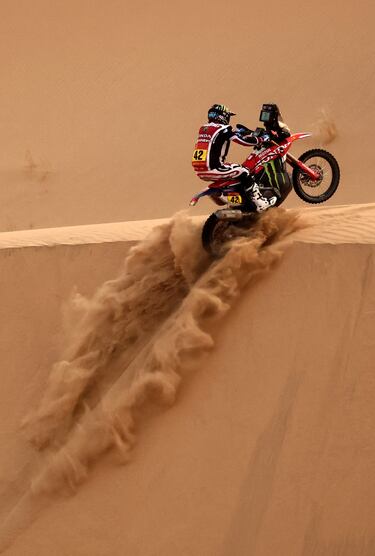 Adrien Van Beveren de Monster Energy Honda HRC en acción durante la décima etapa.