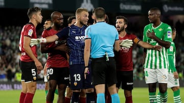 Paulista, junto a Foulquier y Cillessen.