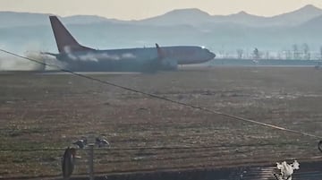 El humo negro se emite desde el vuelo 7C2216 de Jeju Air cuando se sale de la pista tras aterrizar en el Aeropuerto Internacional de Muan.