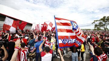 Aficionados del Atlético fuera del Wanda Metropolitano.