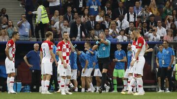 La polémica llegó en el minuto 35 un córner de Francia termina golepando el brazo de Perisic. El árbitro Néstor Pitana, tras consultar con el VAR pitó penalti y Griezmann desde los 11 metros no falló ante Subasic