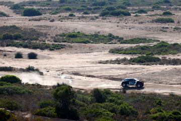 El piloto madrileño sufrió un tremendo accidente al ser embestido por el piloto Johan Kristofferson durante el Rally de Cerdeña. Sainz, pudo salir por su propio pie. 