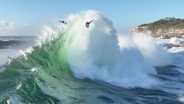 Contraola gigante en Cape Solander hace volar a un hombre en bodyboard.