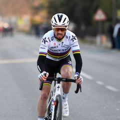 Alaphilippe ya puede volver a entrenar en rodillo tras su dura caída en Lieja