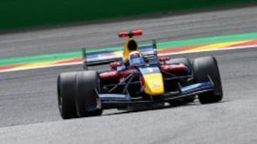 Sainz Jr. con su monoplaza en el circuito de Spa.