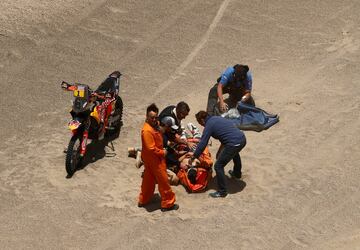 Sam Sunderland de Gran Bretaña recibe atención médica después de sufrir un accidente en la cuarta etapa del Dakar