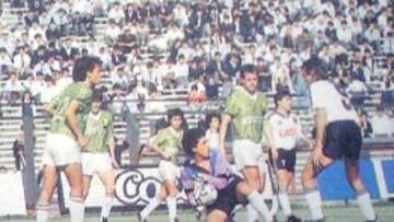 Postal del Audax-Colo Colo de 1991. El arquero Rodrigo García controla el balón ante la presencia de Ricardo Dabvrowski. Atrás, miles de escolares en las tribunas.