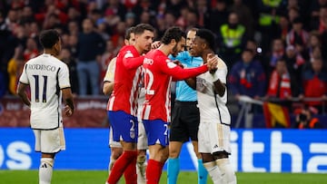 El delantero del Real Madrid Vinicius Jr discute con Mario Hermoso, del Atlético de Madrid.